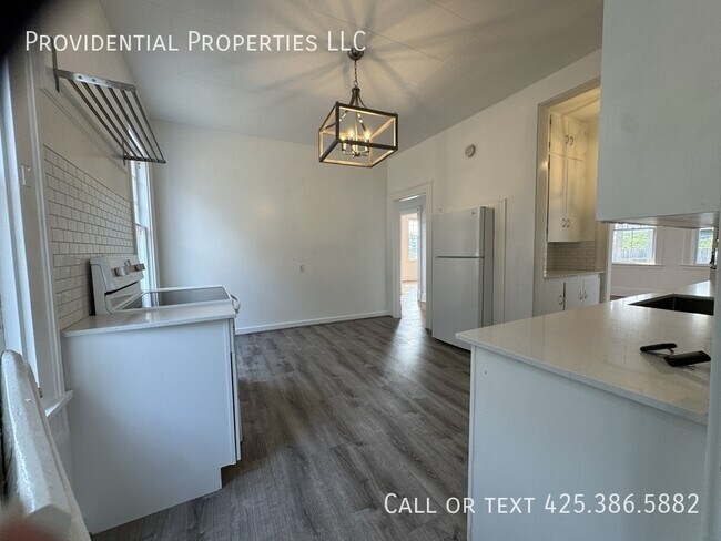 Building Photo - 424 8th Ave W