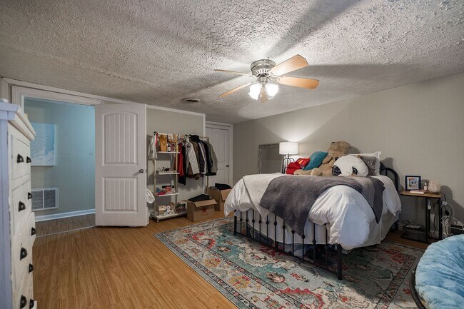 Building Photo - Awesome 5-Points corner Condo!