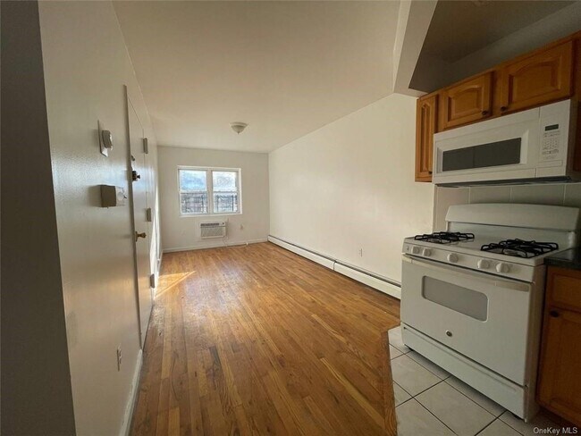 Primary Photo - 1751 Undercliff Ave