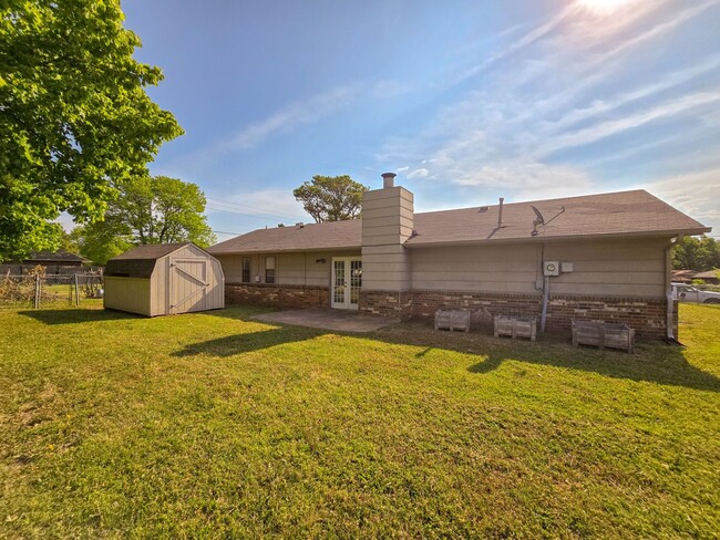 Building Photo - 3 Bedroom 2 Bath Home In Shawnee