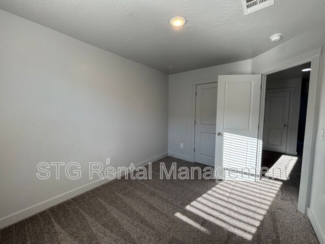 Building Photo - 3102 S Relic Ridge Dr