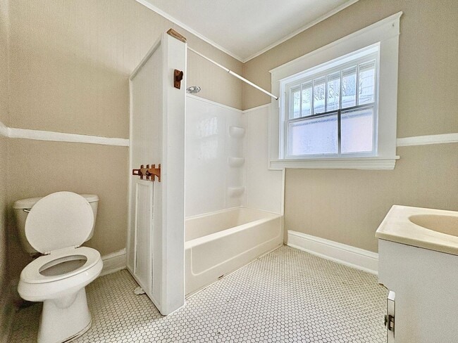 Building Photo - 1318 Lincoln Way East