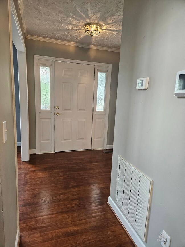 Building Photo - 4 Bedroom, 2.5 Bath Home Located in the Es...