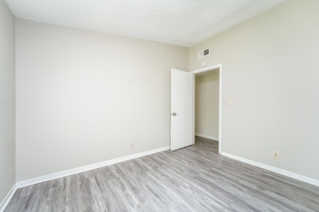 Building Photo - 4275 Bradley Dr SW
