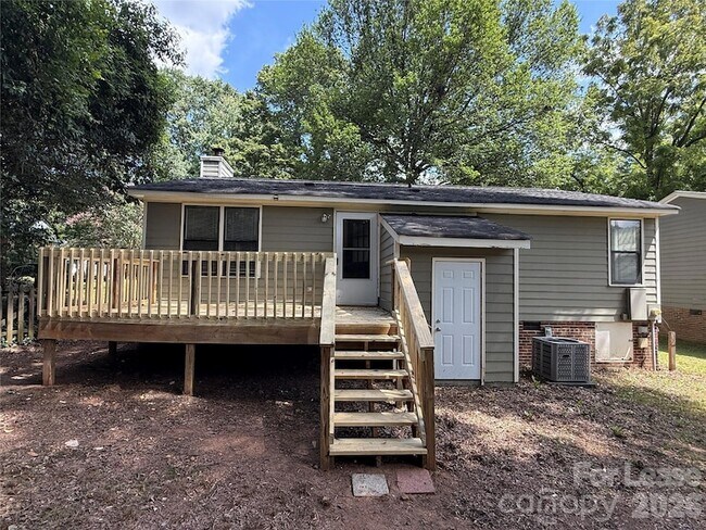 Building Photo - 2220 Laburnum Ave