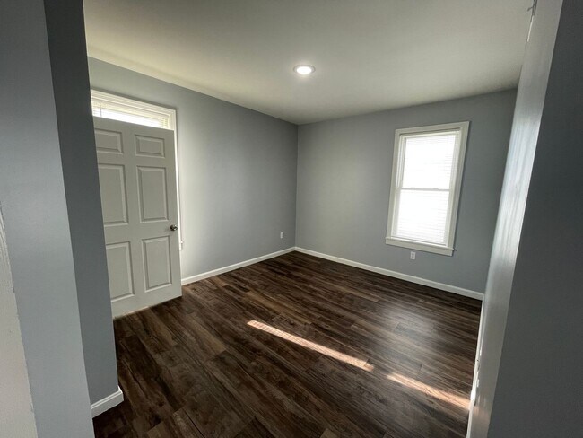 Building Photo - Bright and Beautiful Second Floor 2 Bedroo...