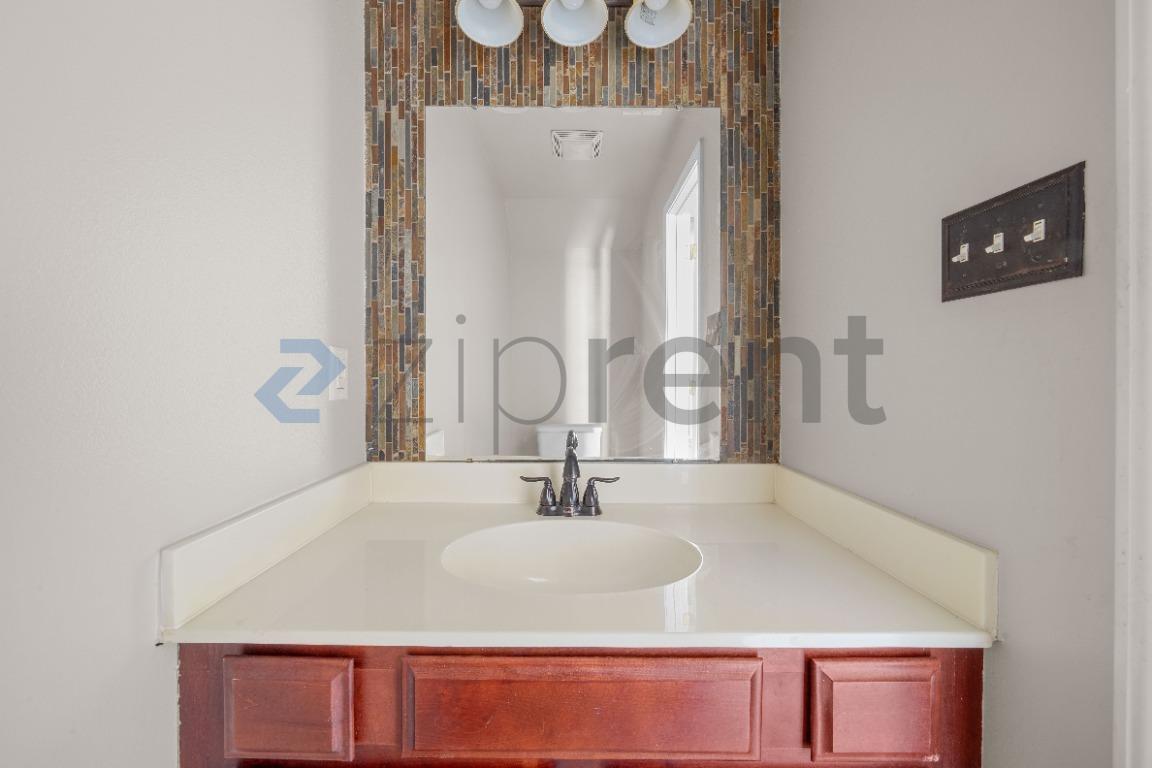 Building Photo - Unit 1418