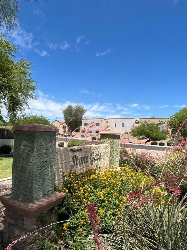Building Photo - 2 Bedroom Townhome in the Stone Gate Commu...