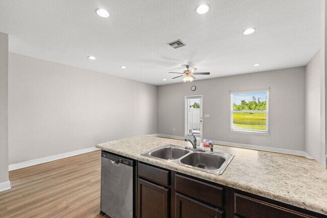 Building Photo - 5768 Callaway Cir