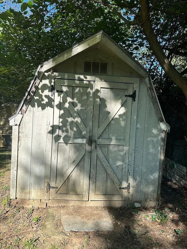 Building Photo - 3BR w/ In-Unit W/D + Assigned Parking in Nashville