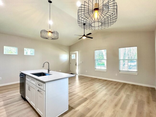 Building Photo - Gorgeous New Home! Close to Historic District and Beach