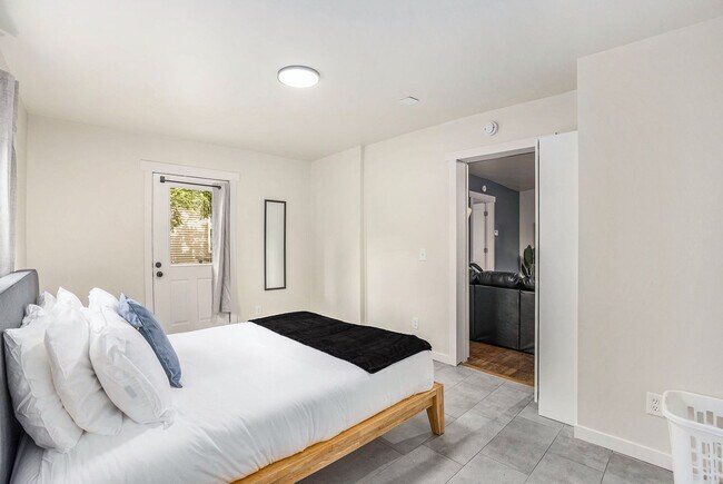 Building Photo - 37 Gold Ave NW