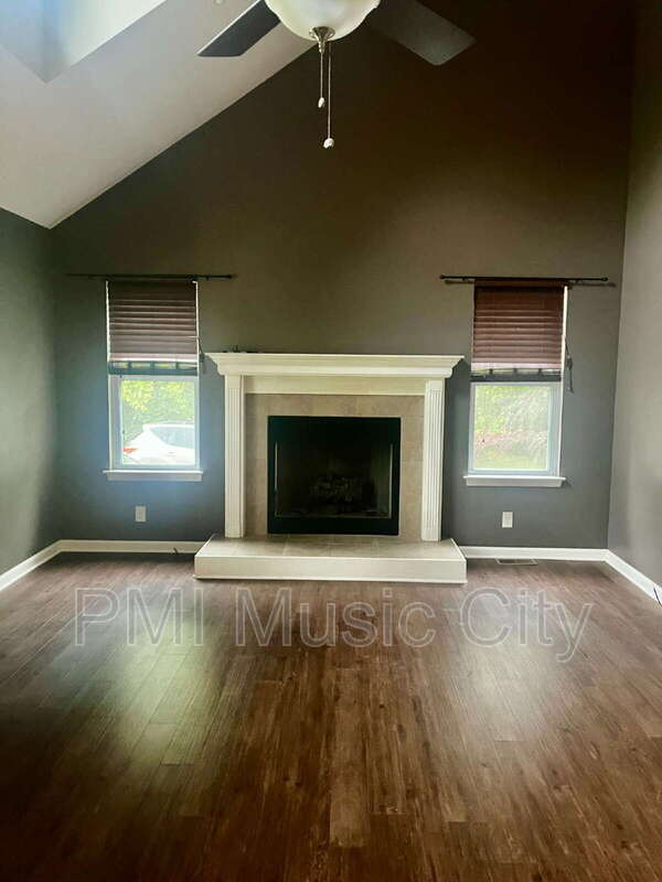 Building Photo - 225 Hickory Dr