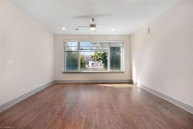 Building Photo - 111 Edgeway Dr