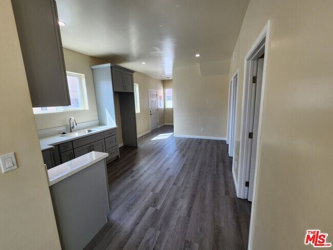 Building Photo - 1535 W 80th St