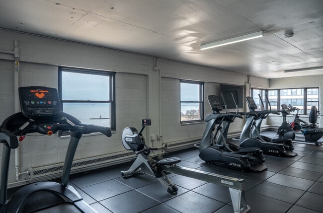 Building Photo - 5815 N Sheridan Rd