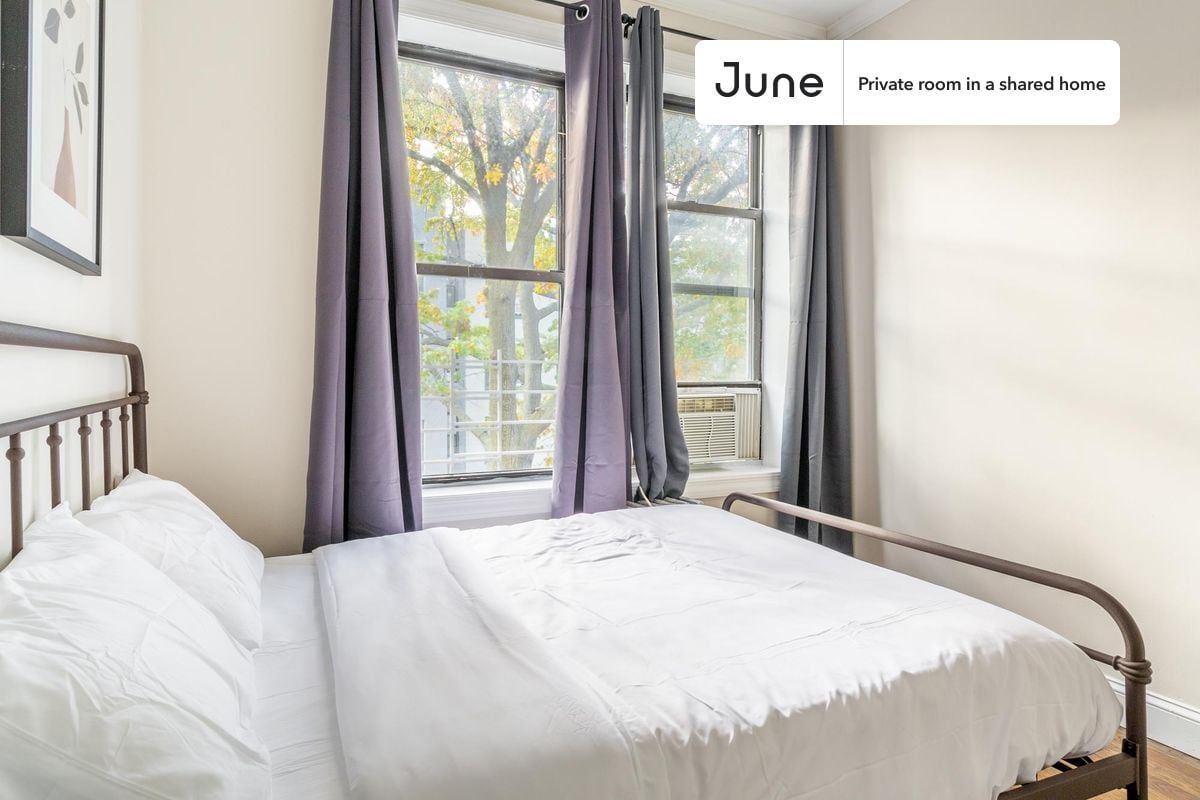 Building Photo - Room in Shared 4 bed/1 bath home