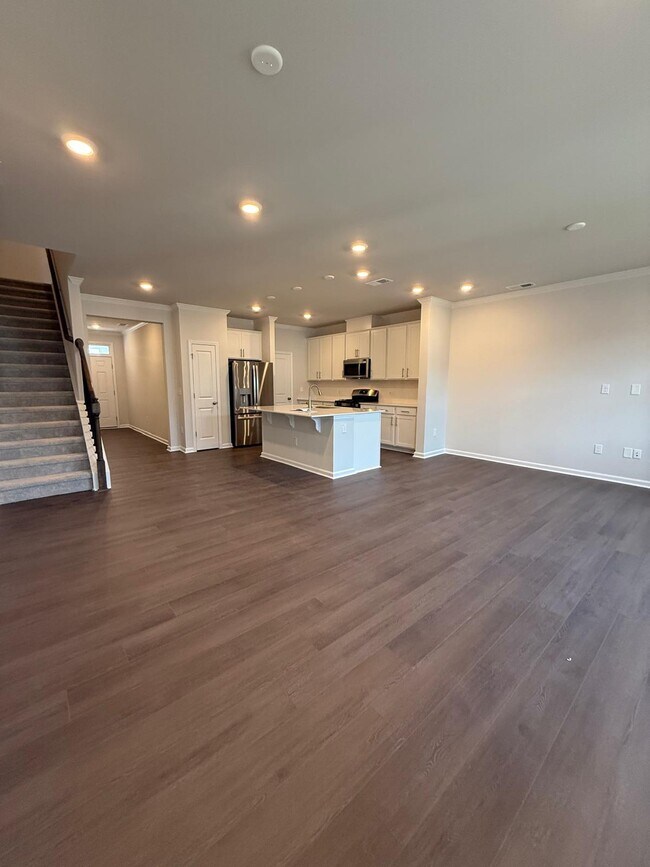Building Photo - 5871 Woodlawn Dr