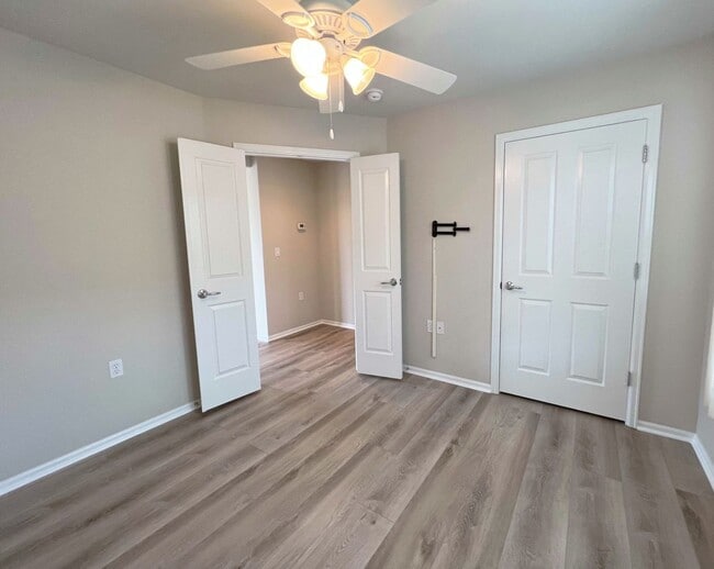 Building Photo - 305 Barrington Farm Ct