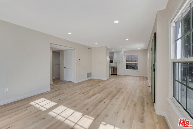 Building Photo - 853 S Bedford St