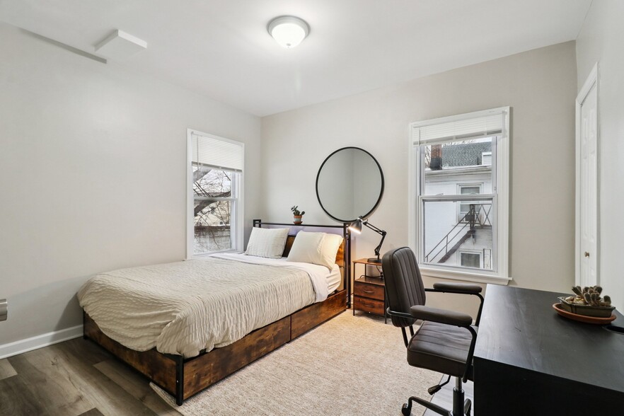 Queen size bed - 136 Shelton Ave