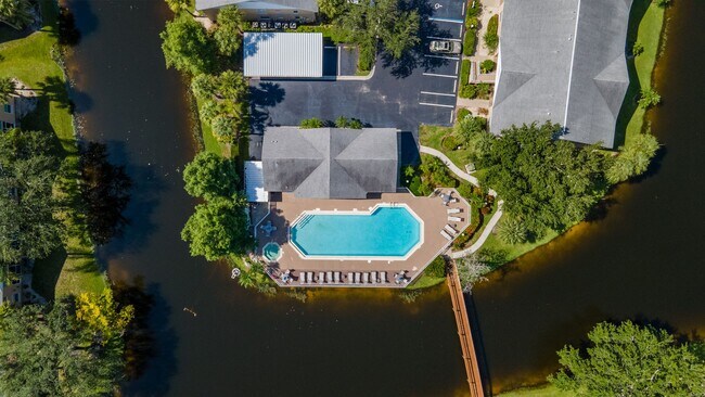 Building Photo - Well-Maintained 2BR/2BA Condo with Lake Vi...