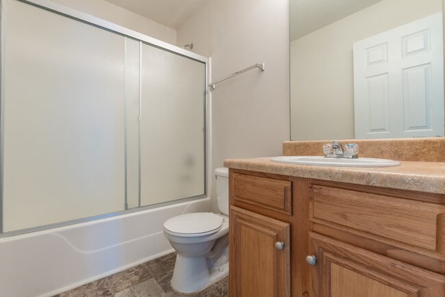 Building Photo - Spacious 4 bedroom 2.5 bath