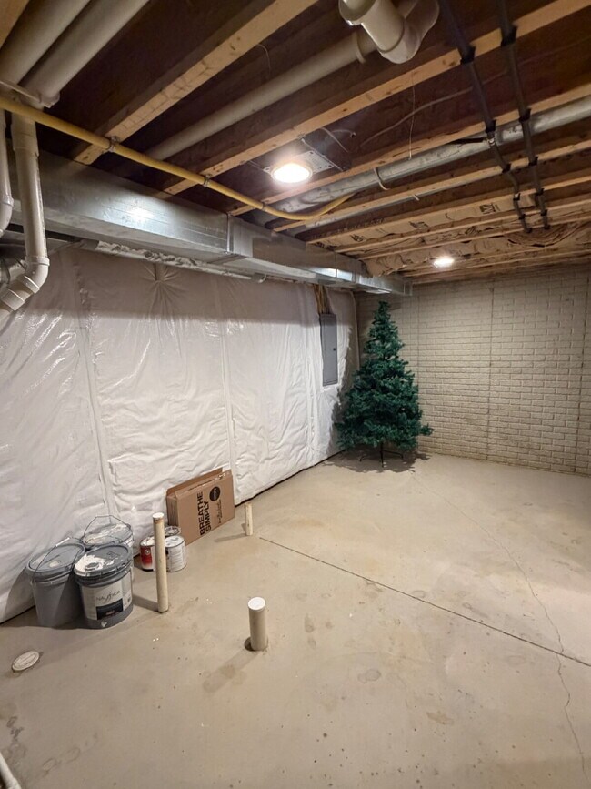 Building Photo - Charming 3-Bed 2.5-Bath Townhouse with Granite Finishes Near Jordan Creek Town Center