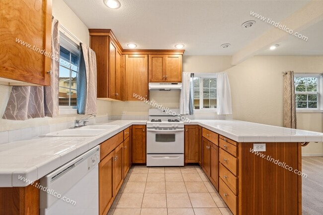 Building Photo - Darling 2 Bedroom North Tabor Home With Of...