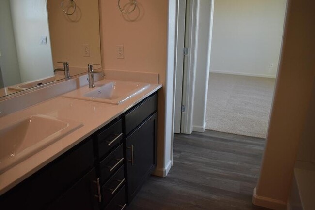 Building Photo - 4523 Iris Ct