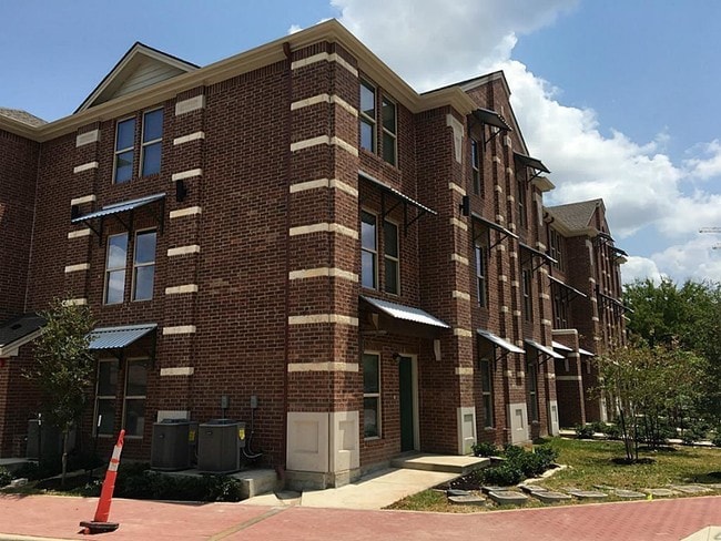 Building Photo - 300 Spruce St