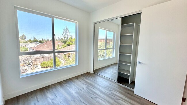 Building Photo - Spacious 3-Bedroom Low-Income Unit – Conte...