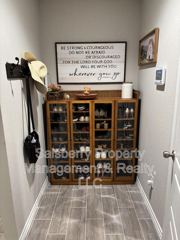 Building Photo - 5745 Brookville Dr