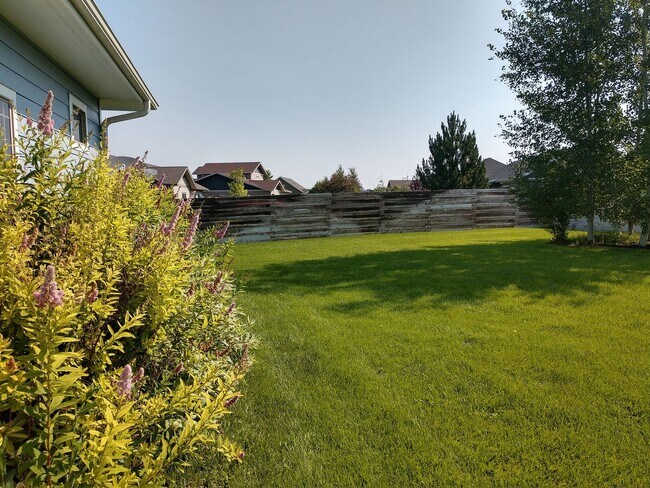 Building Photo - Desirable Silverbrook Estates Living!