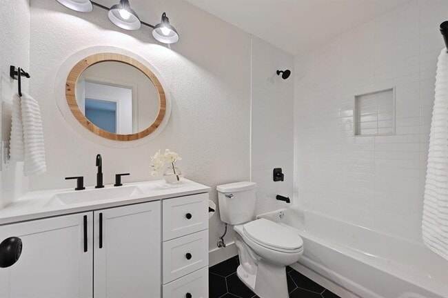 Building Photo - 10612 Watchful Fox Dr