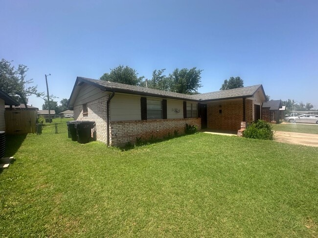 Building Photo - 4 Bed, 2 Bath house w/1 car garage