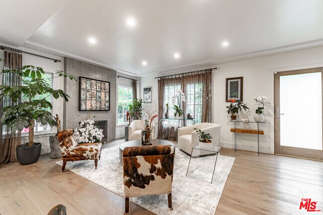 Building Photo - 1438 San Ysidro Dr