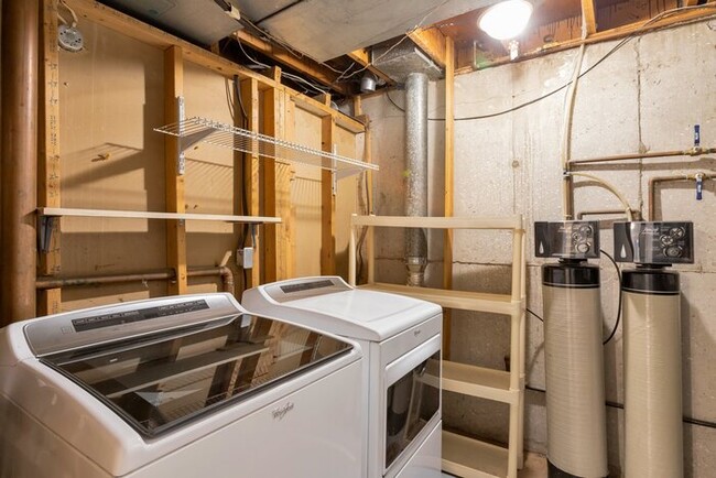 Building Photo - Inviting Townhome w/ 2-car Carport off the...