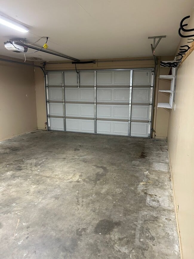 Building Photo - 904 E 5th St