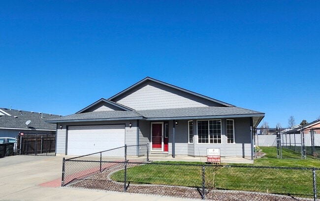 Building Photo - Updated 3 bed, 2 ba w/Oversized Covered Patio