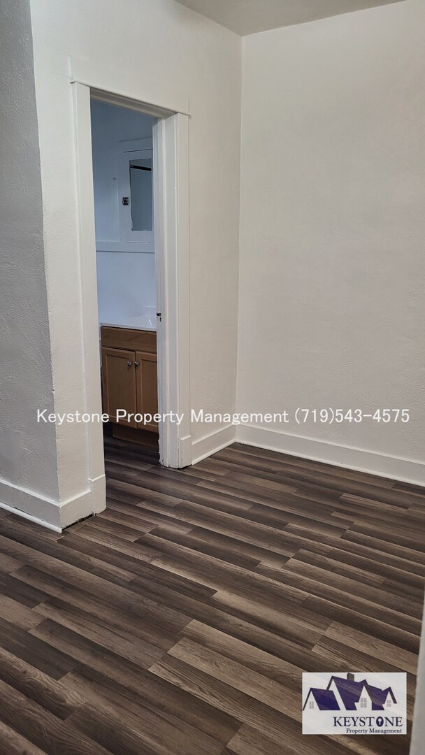 Building Photo - Pet Friendly! Small Dog Allowed! 1 Bedroom/1 Bathroom/1 Car Garage for Storage  $875/$875