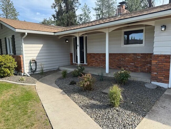Building Photo - Stunning Home!! 5 Bed, 3 Bath fully renovated
