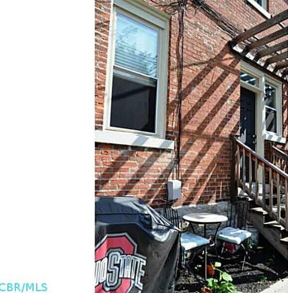 Building Photo - 147 W 6th Ave
