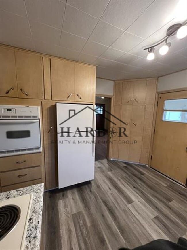 Building Photo - 1/2 Off first full month of rent!