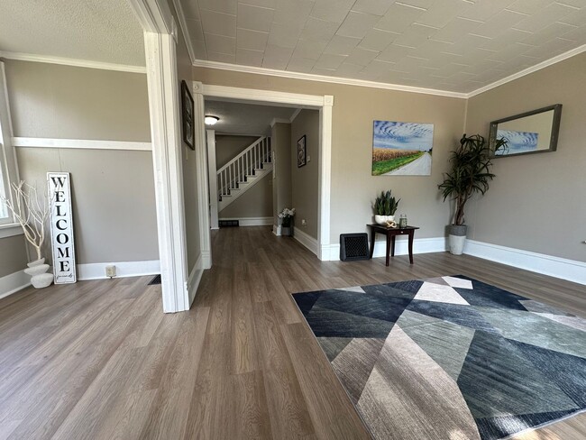 Building Photo - Renovated 3 bedroom house for rent in Wate...
