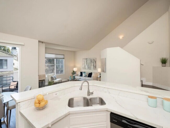 Building Photo - 440 Navaro Pl