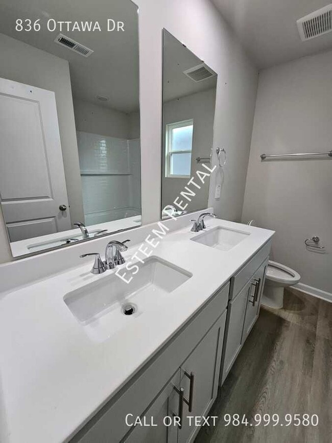 Building Photo - 836 Ottawa Dr