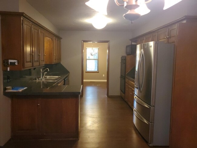 Building Photo - 912 E 10th St