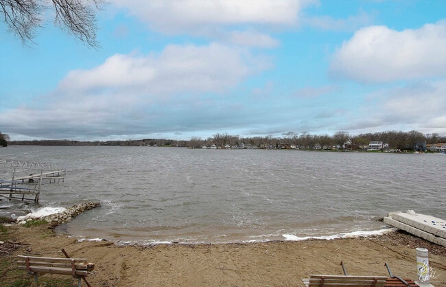 Building Photo - 39271 N Lake Ave