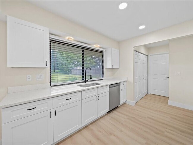 Building Photo - 1100 Hooper Ave NE